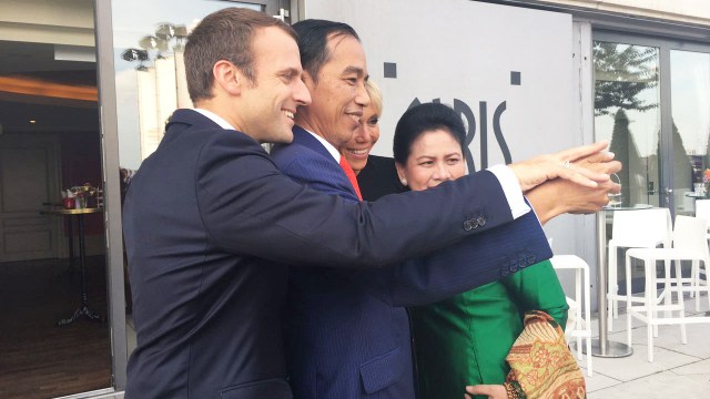 Jokowi-Iriana selfie bareng Macron dan istri. (Foto: Dok. Istimewa)