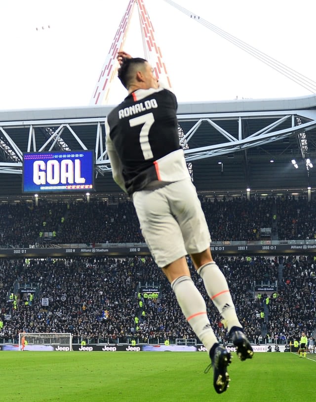 Cristiano Ronaldo dengan selebrasi khasnya. Foto: Reuters/Massimo Pinca