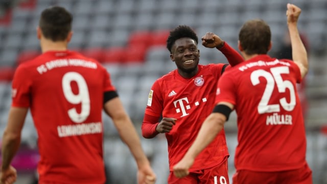 Thomas Mueller dan Alphonso Davies  merayakan gol  ke gawang Eintracht Frankfurt. Foto: Twitter: Bayern Muenchen