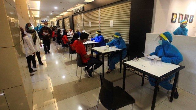 Petugas Gugus Tugas Penanganan COVID-19 Yogyakarta mendata karyawan saat pelaksanaan rapid test acak COVID-19 di Galeria Mall Yogyakarta, Rabu (10/6/2020). Foto: ANTARA FOTO/Andreas Fitri Atmoko