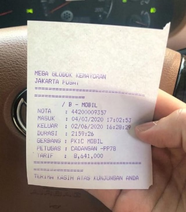 Tarif biaya parkir mobil milik Roy Ricardo yang terjebak selama 3 bulan akibat PSBB. Foto: Instagram/ @royricardo
