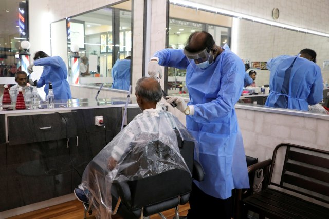 Foto: Tukang Pangkas Rambut di Kuala Lumpur Gunakan APD (809739)