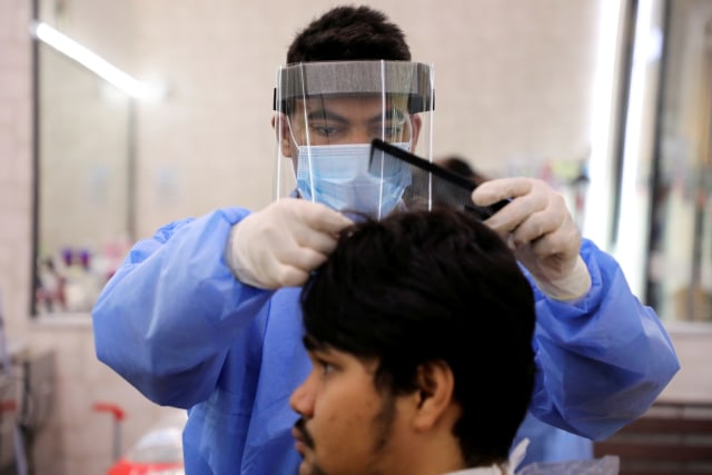Foto: Tukang Pangkas Rambut di Kuala Lumpur Gunakan APD (809737)
