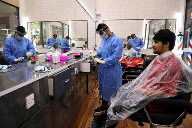 Foto: Tukang Pangkas Rambut di Kuala Lumpur Gunakan APD (809738)