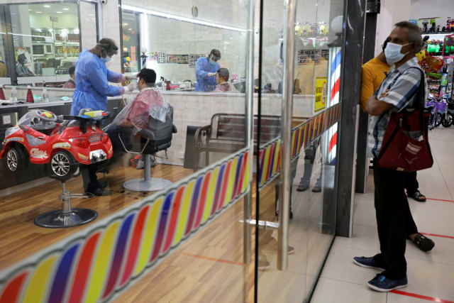 Foto: Tukang Pangkas Rambut di Kuala Lumpur Gunakan APD (809740)