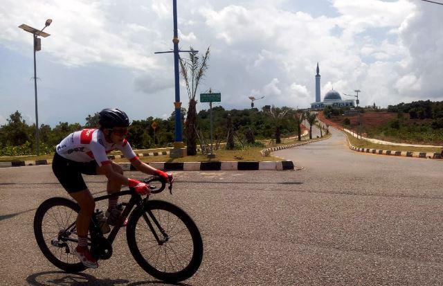 Warga mengendarai sepeda melintas di salah satu ruas jalan Pulau Dompak, Tanjungpinang. (Foto: Sutana/batamnews)