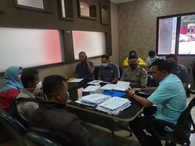 Perwakilan warga diterima SPKT Polda Kepri. (Foto: Yude/Batamnews)
