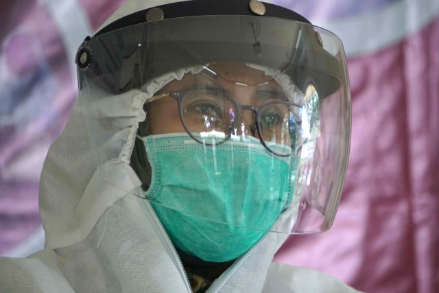 Petugas medis dari LKBN Antara menggunakan APD, masker dan pelindung wajah saat melakukan rapid test di kumparan. Foto: Irfan Adi Saputra/kumparan