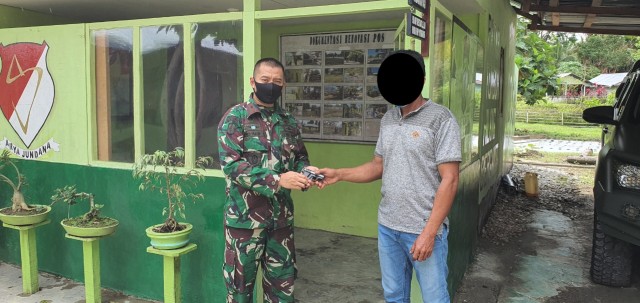 Warga Kairatu, Maluku, serahkan senjata api ilegal ke anggota TNI. 