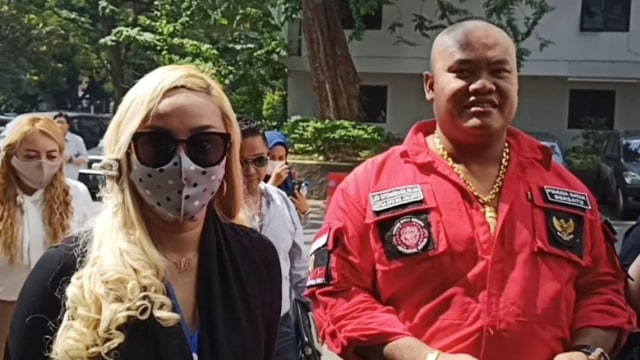 Lia Ladysta dan kuasa hukumnya di Polda Metro Jaya