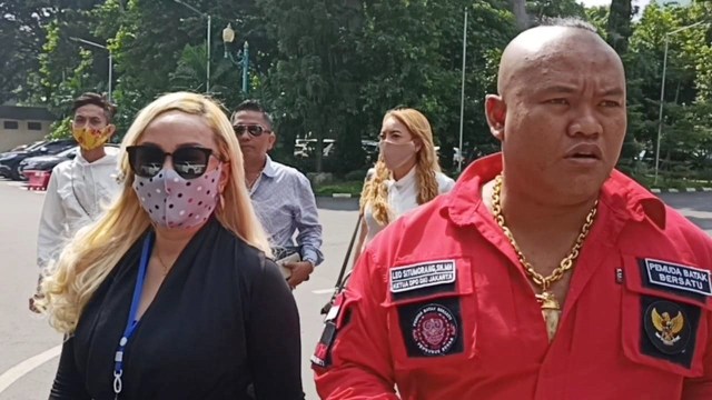 Lia Ladysta dan kuasa hukumnya di Polda Metro Jaya