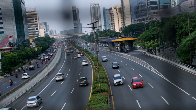 Sejumlah kendaraan melintas di tol dalam kota kawasan Gatot Subroto, Jakarta, Rabu (10/6). Foto: Fanny Kusumawardhani/kumparan