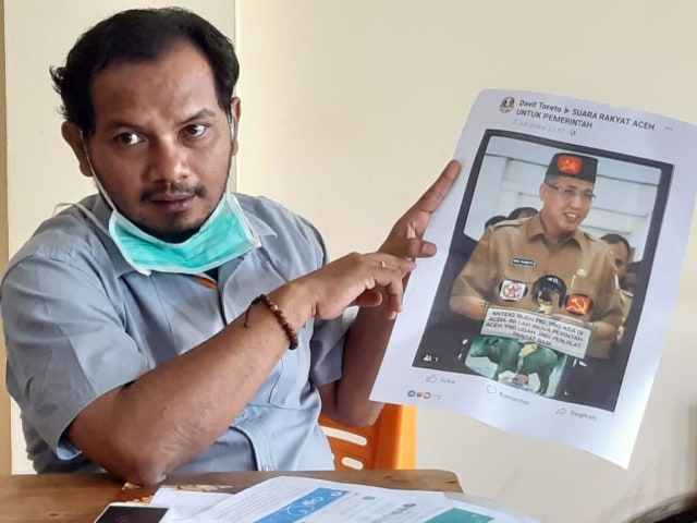 Direktur Koalisi NGO HAM Aceh, Zulfikar Muhammad menunjukkan materi penghinaan terhadap Plt Gubernur Aceh. Dok. Koalisi NGO HAM Aceh 