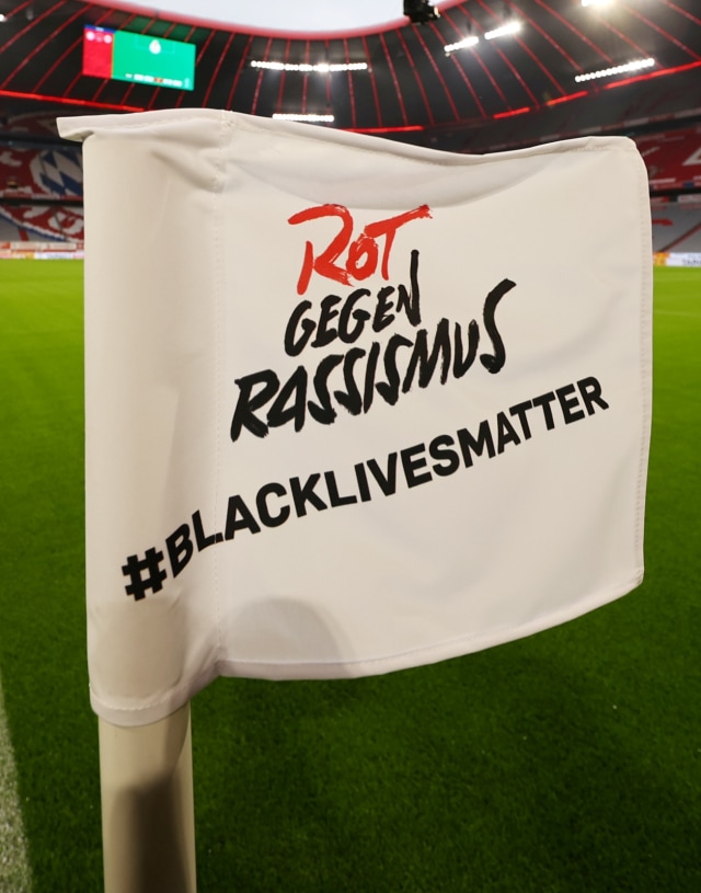 Kata-kata dukungan untuk gerakan Black Lives Matter di bendera corner Allianz Arena. Foto: Reuters/Pool