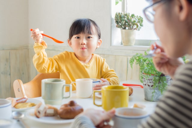 com-Pemberian nutrisi yang cukup akan menunjang daya tahan tubuh anak dan membantu pertumbuhan si kecil lebih optimal. Foto: Shutterstock