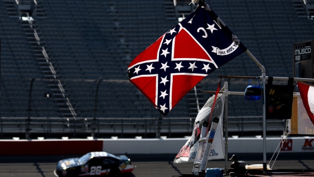 Bendera Konfederasi di balapan NASCAR. Foto: AFP/Getty Images/Jonathan Moore