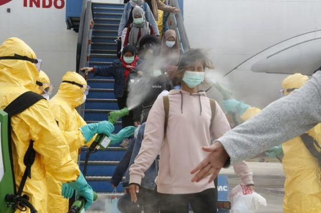 WNI disemprot cairan disinfektan saat tiba di Bandara Hang Nadim, Batam (2/2/2020). Sumber foto Kementerian Luar Negeri RI