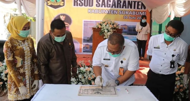 Penandatanganan prasasti oleh Bupati Sukabumi, Marwan Hamami sebagai simbol diresmikannya RSUD Sagaranten Kabupaten Sukabumi | Sumber Foto:ISTIMEWA