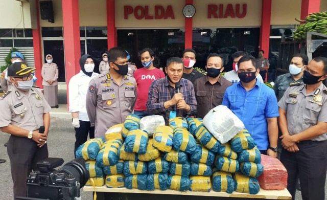 DIREKTUR Narkoba Polda Riau, Kombes Pol Suhirman (pegang mikropon) jelaskan penangkapan barter 100 kg ganja Aceh dengan 25 Kg Sabu Malaysia di Selat Malaka. 
