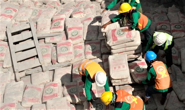 Pemngiriman perdana produk semen dari SMBR untuk dipasarkan ke Pontianak, Kalimantan. (foto: istimewa)