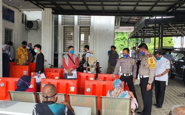 Suasana warga saat mengantre untuk membayar pajak kendaraan di Kantor Samsat Kota Banda Aceh. Foto: Dok. Ditlantas Polda Aceh