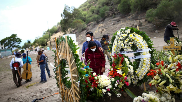 Kerabat menghadiri pemakaman jenazah kasus virus corona di pemakaman Xico di pinggiran Mexico City, Meksiko, Rabu (10/6). Foto: Edgard Garrido/REUTERS
