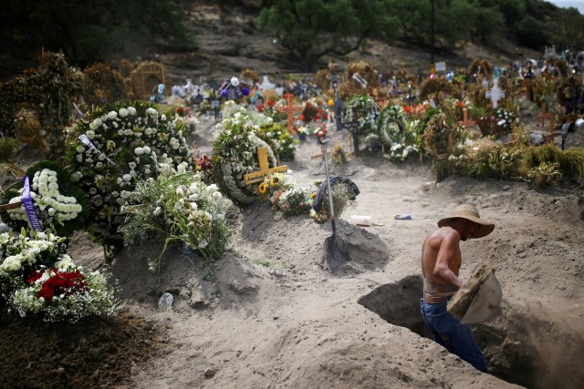 Pekerja menyiapkan liang lahat untuk jenazah kasus virus corona di pemakaman Xico di pinggiran Mexico City, Meksiko, Rabu (10/6). Foto: Edgard Garrido/REUTERS