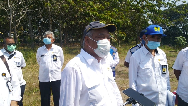 Menteri PUPR Basuki Hadimuljono saat meninjau proyek pembangunan kampus Politeknik PU di Semarang. 
 Foto: Afiati Tsalitsati/kumparan