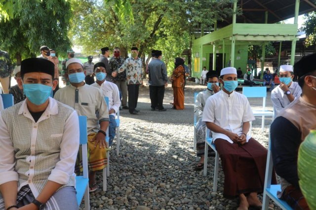 Para santri Dayah Mahyal Ulum Al-Aziziyah di Aceh Besar, menunggu giliran untuk menjalani rapid test gratis. Foto: Taufik Ar Rifai untuk acehkini