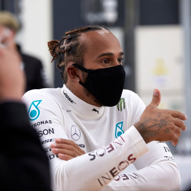 Pebalap Formula 1 milik Mercedes, Lewis Hamilton, saat menjalani tes di Sirkuit Siverstone.  Foto: Twitter: Mercedes AMG F1