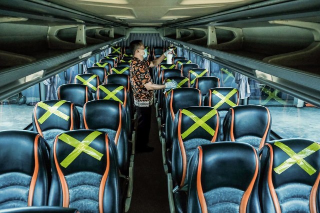 Ilustrasi social distancing di bus. Foto: Kemenparekraf