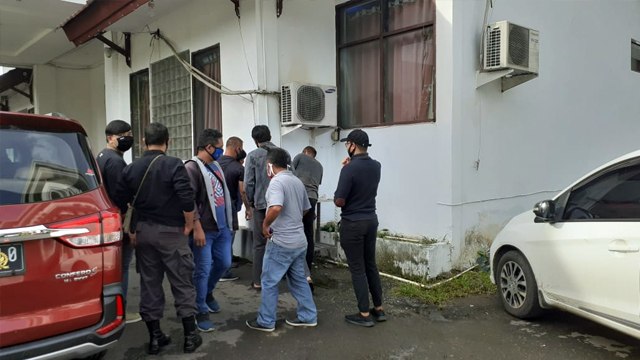 Sejumlah pegawai di kantor DPRD Kota Manado tak memperhatikan Social Distancing saat memperbaiki tempat cuci tangan yang disorot karena tidak memiliki sabun