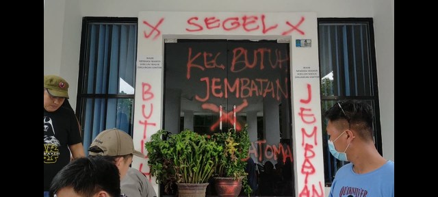 Masa aksi demonstran menyegel gedung kantor Bupati Konawe. Foto: Sri/kendarinesia.