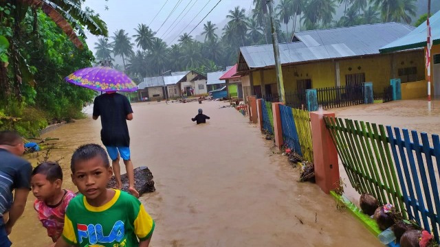 Banjir menerjang lima desa di Kecamatan Bone, Kabupaten Bone Bolango, Gorontalo. Kamis, (11/6). Foto: Dok istimewa