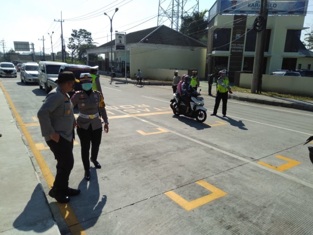 Physical Distancing, Traffic Light di Malang Mirip Garis Start MotoGP (4556)