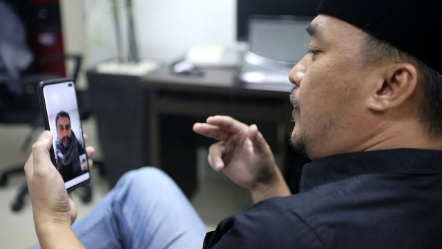 Wakil Bupati Tasikmalaya Deni Ramdani berbincang dengan arsitek asal Australia, Khalid Bouden melalui video confrence. (Istimewa)