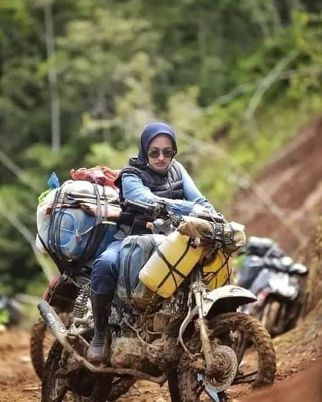 Bupati Luwu Utara, Indah Putri Indriani membagikan bansos dengan motor trail. Foto: Instagram/@indahnyalutra