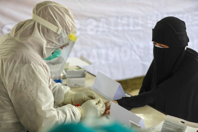 Petugas medis di Aceh mengambil sampel darah pada kegiatan rapid test. Foto: Suparta/acehkini