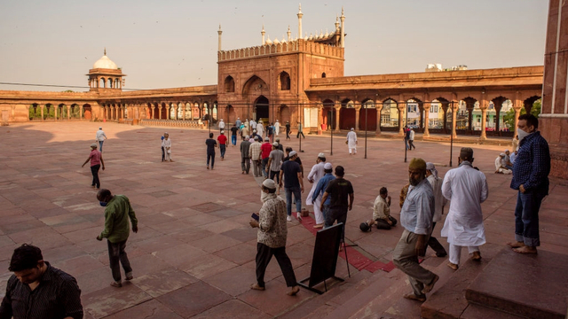 Muslim India meninggalkan masjid usai salat berjemaah di Masjid Jama (Masjid Agung), New Delhi India. Foto: Yawar Nazir/Getty Images