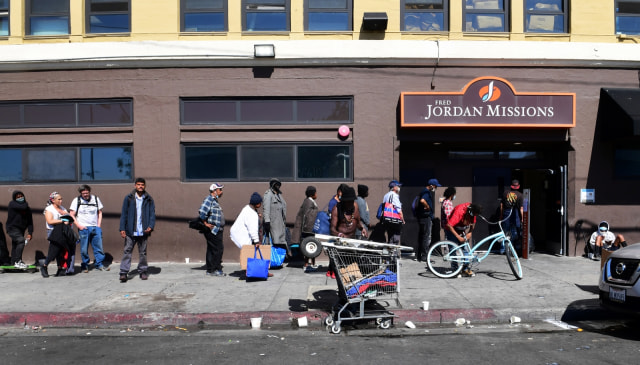 Para tuna wisma antre untuk makan pagi di Fred Jordan Missions Los Angeles, California. Foto: Frederic J. BROWN/AFP