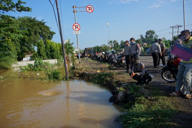 Banyak warga dan kendaraan yang berhenti untuk melihat pusaran air Jumat (12/06) | Foto : Syahwa Roza Hariqo/Lampung Geh