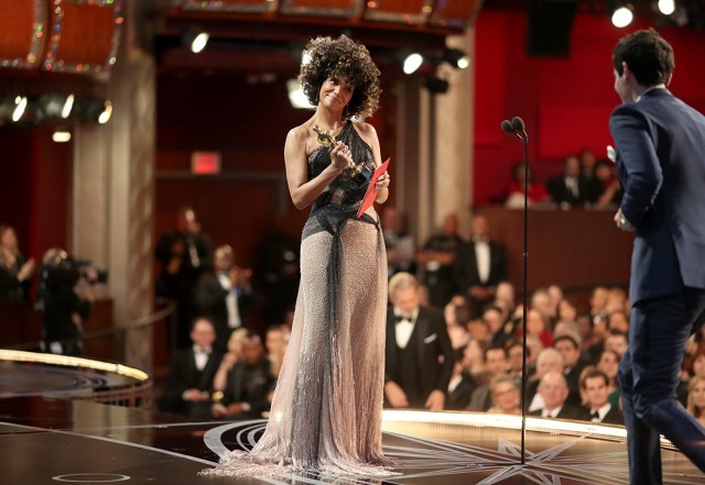 Halle Berry memenangkan piala Oscar (Foto: IMDb)
