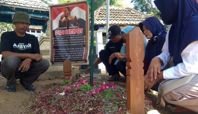 Sejumlah sobat ambyar saat berziarah di makam Didi Kempot di Desa Majasem, Kecamatan Kendal, Kabupaten Ngawi