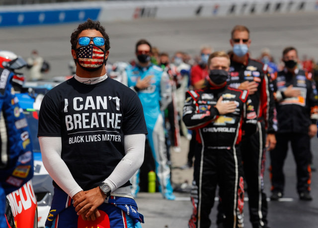 Pebalap NASCAR kulit hitam, Bubba Wallace, mengenakan kaus Black Lives Matter sebelum balapan. Foto: AFP/Getty Images/Chris Graythen