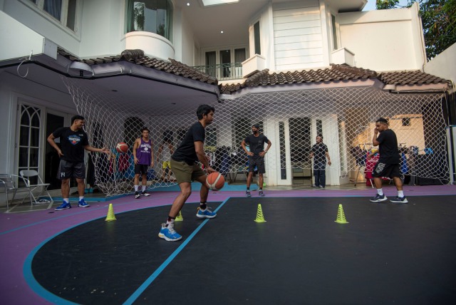 Sejumlah pebasket klub Amartha Hangtuah berlatih di mes milik klubnya di Kemang, Jakarta, Jumat (12/6). Foto: Aditya Pradana Putra/ANTARA FOTO