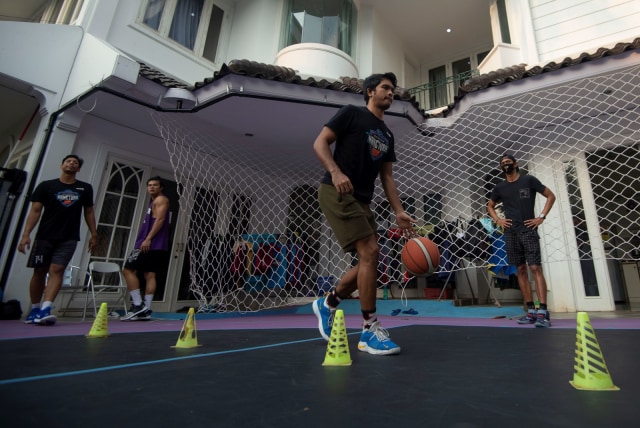Sejumlah pebasket klub Amartha Hangtuah berlatih di mes milik klubnya di Kemang, Jakarta, Jumat (12/6). Foto: Aditya Pradana Putra/ANTARA FOTO