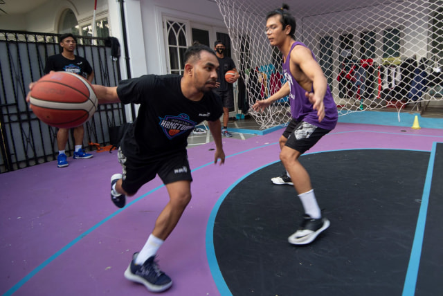 Pebasket klub Amartha Hangtuah Riggs Ronsumbre (kiri) dan Firman Yohanes berlatih di mes milik klubnya di Kemang, Jakarta, Jumat (12/6). Foto: Aditya Pradana Putra/ANTARA FOTO