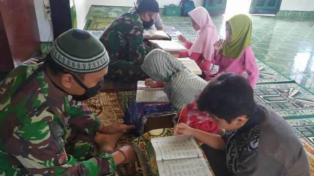 Tentara ajari anak mengaji. (Foto: @penkostrad/Instagram)