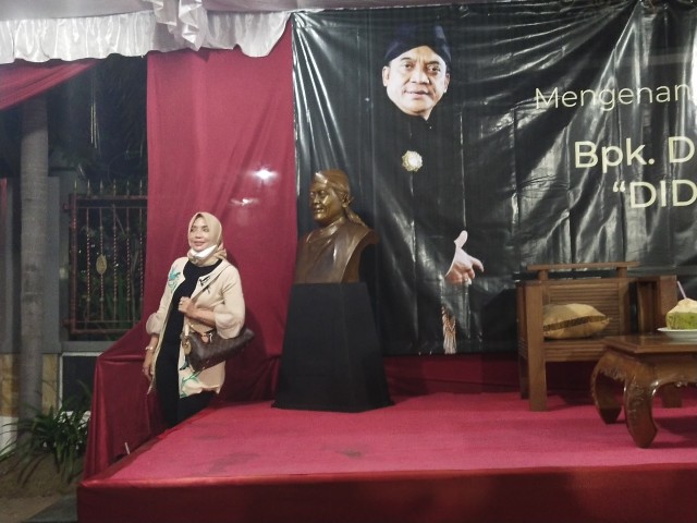 Patung Didi Kempot dibuat oleh salah satu pengrajin asal Yogyakarta. Patung tersebut dibawa langsung oleh seniman asal Solo, Whawin Laura untuk dilelang dan hasil lelang akan diserahkan ke semua seniman yang terdampak COVID-19