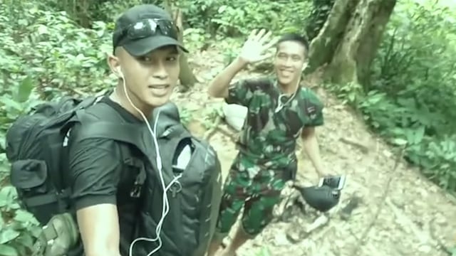 Perjalanan ke kampung halaman di Suku Anak Dalam. (Foto: TNI AD/YouTube)